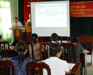 Lớp tập huấn phòng, chống bệnh cúm A/H1N1, cúm A/H5N1 và cúm A/H7N9 cho 260 cán bộ y tế huyện Lạc Thủy.